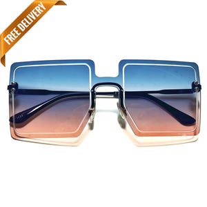 Puede incluir: Gafas de sol cuadradas con lentes de degradado azul a rosa. La montura es negra con un fino contorno blanco alrededor de las lentes.