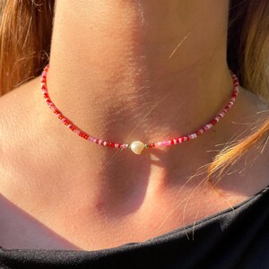 Wunderschöne rote Boho-Halskette, echte Süßwasserperle