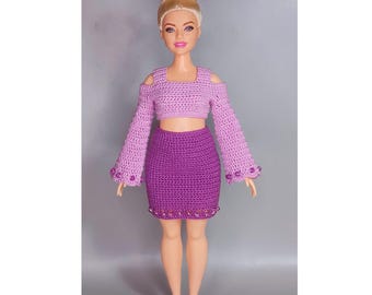 Conjunto de muñeca con curvas, hecho a mano en crochet a escala 1/6: top lila y falda morada. Conjunto de 2 piezas. Ropa de muñeca de moda de 29 cm.