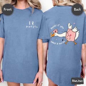 Comfort Colors の Honk If You Need a Nurse Goose Tシャツ - 面白い ER ナースシャツ