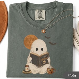 Maglietta per amanti dei libri di Halloween, maglietta con un simpatico fantasma che legge, maglietta spettrale per lettori, maglietta spettrale per amanti dei libri, regalo per amanti dei fantasmi, maglietta grafica vintage di Halloween
