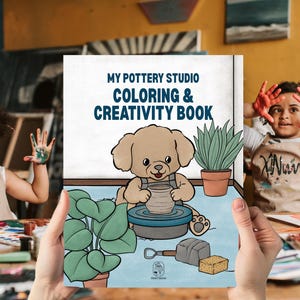 Może przedstawiać: Książka do kolorowania i kreatywności zatytułowana My Pottery Studio Coloring & Creativity Book. Okładka przedstawia psa z kreskówki pracującego przy kole garncarskim, otoczonego roślinami, gliną, gąbką i narzędziem garncarskim.