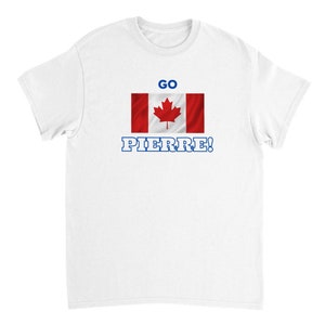 Könnte beinhalten: Weißes T-Shirt mit einer kanadischen Flagge und dem Text "GO PIERRE!" darauf gedruckt.