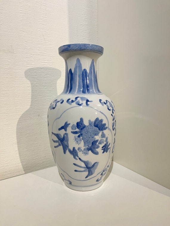鳥と花のモチーフが特徴的な中国風磁器の花瓶。青と白。高さ 30