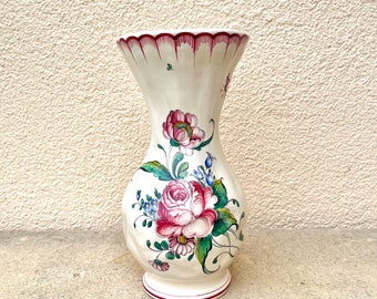 French vintage hand painted vase with floral decor, faïence in beige. Large size and excellent condition. Signed.