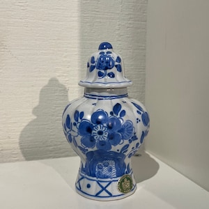 鳥と花のモチーフが特徴的な中国風磁器の花瓶。青と白。高さ 30