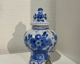 王室陶器、南ホラント州ゴーダのリブ付き花瓶。デルフト。小さなジンジャージャー。花瓶。壷。水色地に青。磁器。