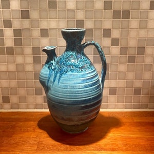 Ręcznie wykonany dzbanek ceramiczny w pięknym turkusowym kolorze z odcieniami niebieskiego i czarniawego wzoru.