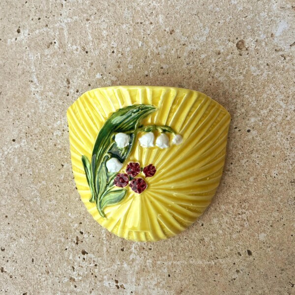 SCHRAMBERG "Mughetto" MAIOLICA TEDESCA VINTAGE dipinta a mano. Piccolo vaso da parete in maiolica antica vintage degli anni '50, color giallo limone.