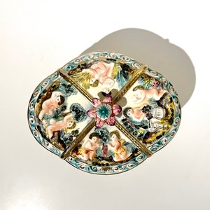 Capodimonte Italien Feine Porzellanschüssel mit Terrine auf Fuß, barocke, handbemalte, antike Putten-Engel. Goldener Rand und Details. Majolika. Signiert.