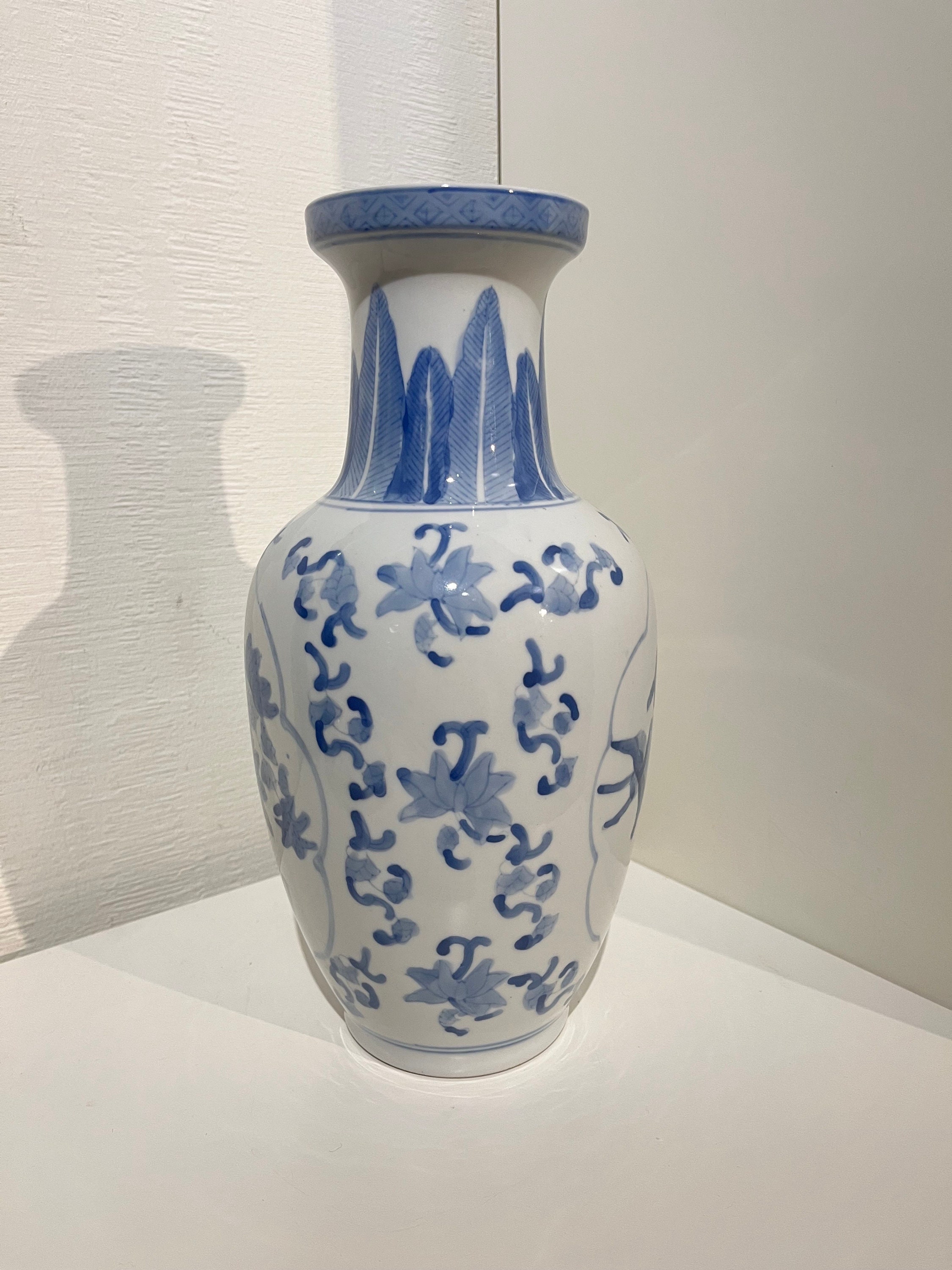 陶器の花瓶 鳥と花のデザイン 鳥と花のモチーフが特徴的な中国風磁器の花瓶。青と白。高さ 30