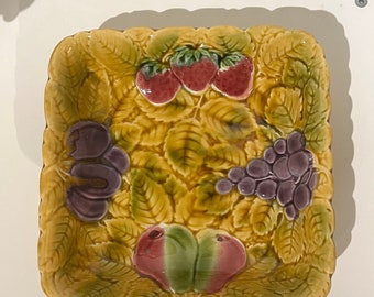Cuenco de pastel de frutas de mayólica francesa firmado Sarreguemines, alrededor de 1920.
