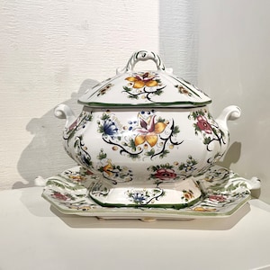 Antike Soupiere Majolika Terrine mit Fass. Capodimonte, Italien. Wunderschönes Blumenmuster auf weiß. Großes Format, sehr guter Zust.