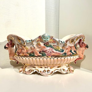 Vintage Majolica Capodimonte Italien außergewöhnlicher Jardinière Cachepot Putti Hochrelief Bezaubernde Farbpalette mit goldenem Detail. Engel.