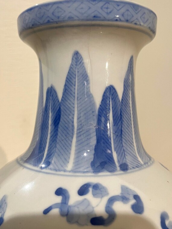 鳥と花のモチーフが特徴的な中国風磁器の花瓶。青と白。高さ 30 cm