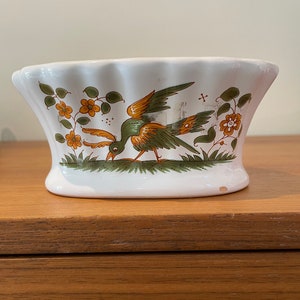 Bouquetière faience pique fleurs  decor Moustiers. Vase wildlife pattern