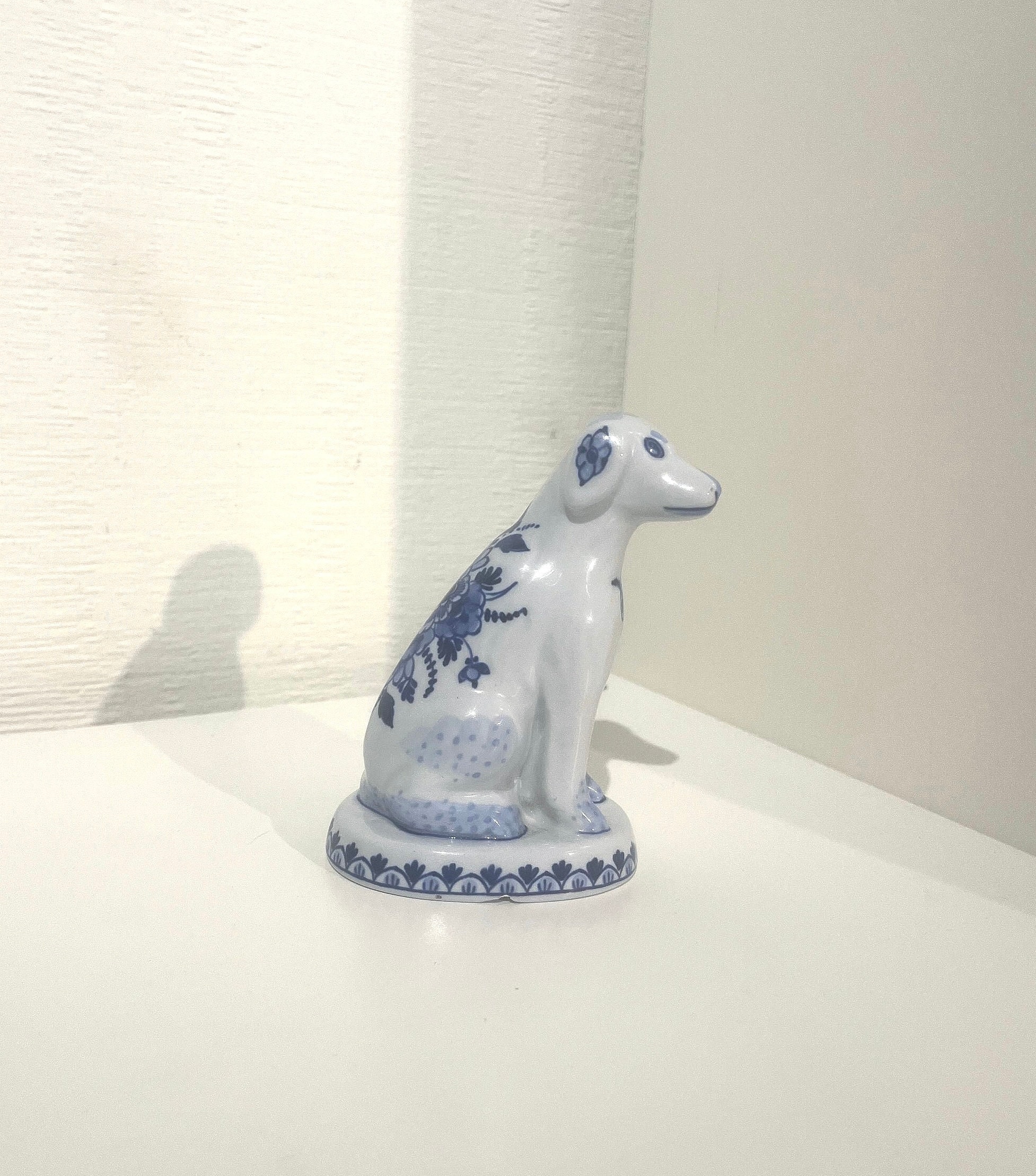 オランダのブルーとホワイトのロイヤルデルフト手描き犬。De 