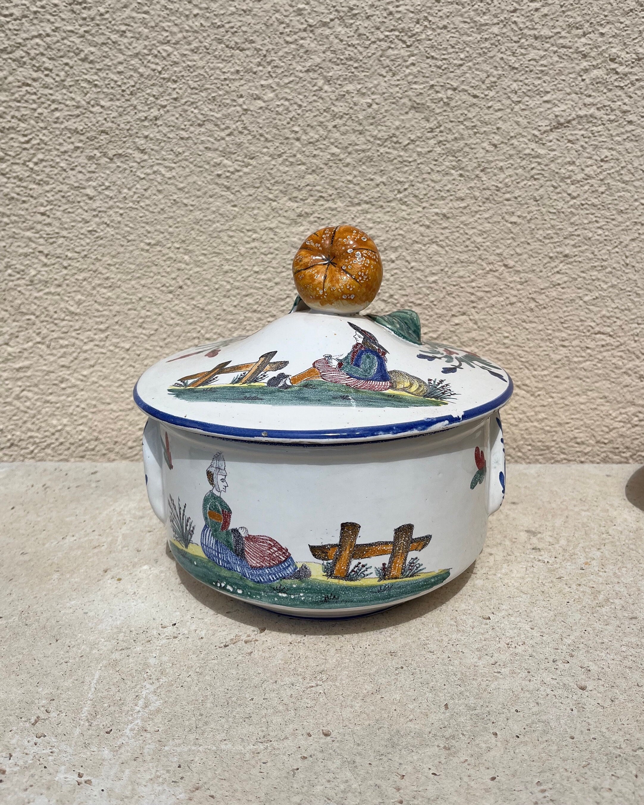 soupière à couvercle ancienne en faïence peinte la main, france de malicorne. vieux breton et floral avec une belle pomme. pièce rare.