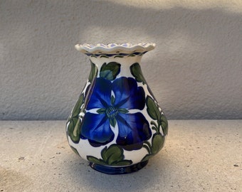 鳥と花のモチーフが特徴的な中国風磁器の花瓶。青と白。高さ 30