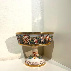 Entzückende Vintage Majolica Capodimonte Porzellan Engel Putti Sockelschale. Hergestellt in Italien. Dusty Farbpalette mit goldenen Details.