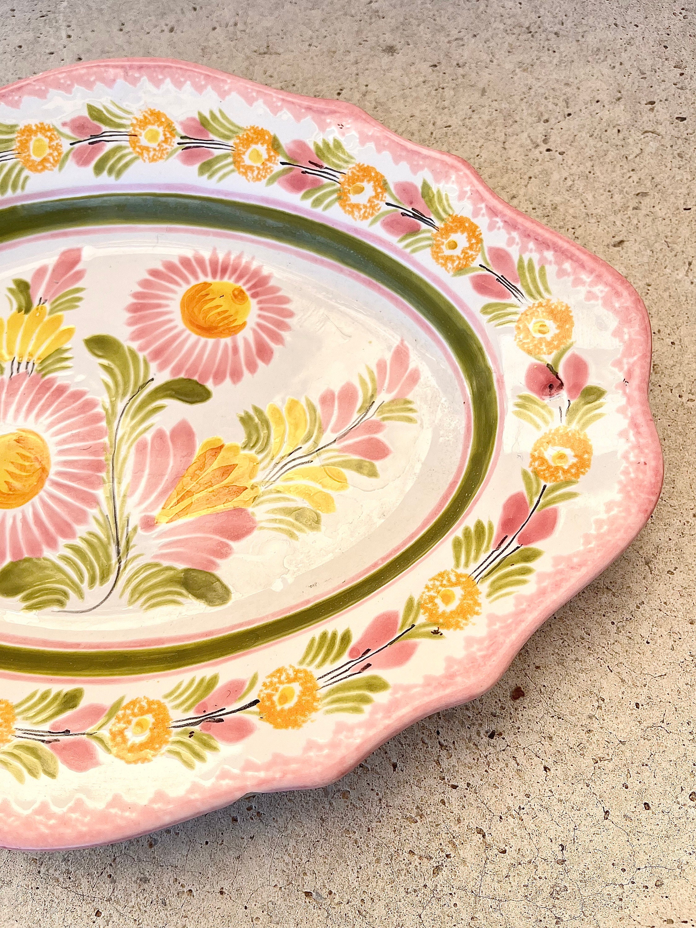 Assiette à huîtres en faïence jaune soleil à fleurs Henriot Quimper du milieu du siècle dernier