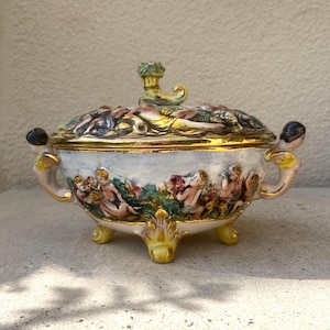 Capodimonte Italy Fine China Fuß Terrine Bedeckt Teller Barock Handbemalte Antike Putti Cherub. Goldener Rand und Details. Majolika. Signiert.