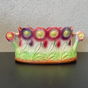 鳥と花のモチーフが特徴的な中国風磁器の花瓶。青と白。高さ 30