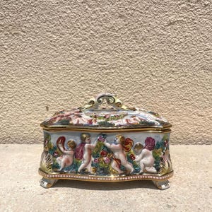 Capodimonte Italy Fine China Große Schmuckschatulle mit Deckel Barock Handbemalte Antike Putti Cherub. Goldener Rand und Details. Majolika. Signiert.
