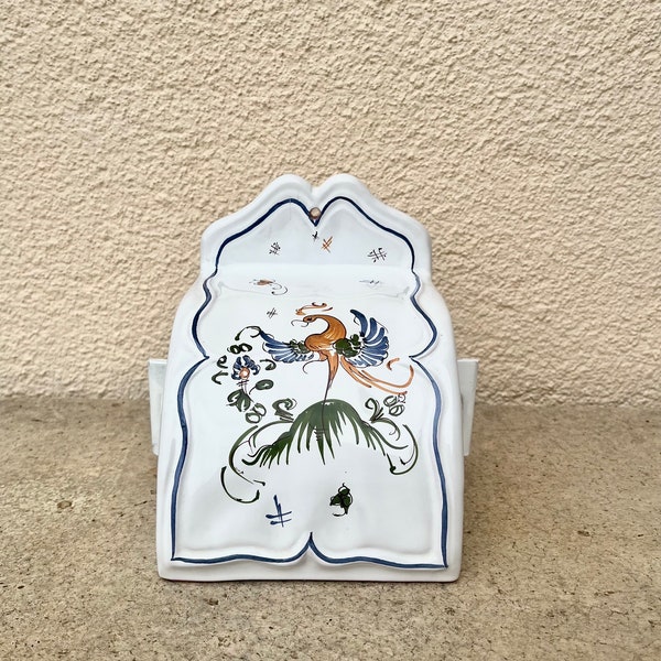 French faïance Toilet paper dispenser in white ceramic with Moustiers classic bird & floral motif in green, yellow and blue. Mint condition