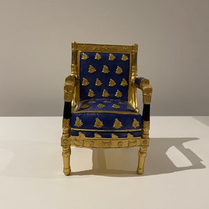 Fauteuil miniature, Marie-Louise royale, métal plaqué or, dossier et assise peints à la main.