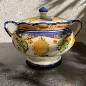 Soupière/soup tureen in ceramic, decor lemons, vintage, majolica, faience