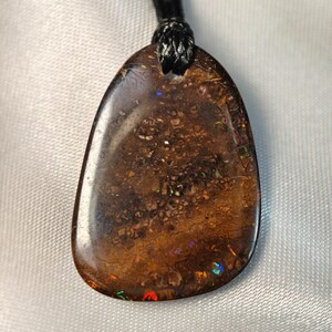 Boulder Opal Kette – Koroit Queensland – Unisex Naturstein – Farbspiel & Muster – Geschenk für Sie und Ihn