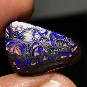 Boulder Opal schönes muster – Freeform mit seltenem Royalblau – Dunkles Muttergestein – Exklusives Edelstein-Unikat