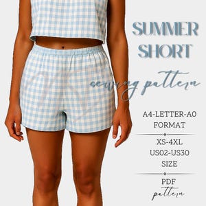 Puede incluir: Shorts y top a cuadros vichy azules y blancos. Los shorts tienen cintura elástica. La imagen también incluye el texto "SUMMER SHORT sewing pattern" y "XS-4XL US02-US30 SIZE PDF pattern".