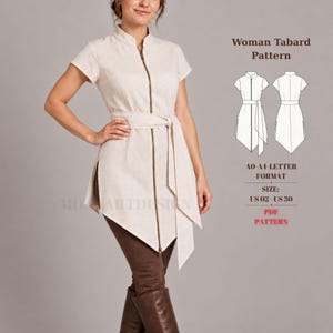 Op de afbeelding: Een beige tabard met een rits aan de voorzijde, korte mouwen en een strikceintuur. De tekst luidt: Woman Tabard Pattern, A0-A4-LETTER FORMAT, SIZE: US 02 - US 30, PDF PATTERN. Het kledingstuk heeft zijsplitten en een asymmetrische zoomlijn.