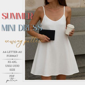 Peut inclure: Une mini-robe blanche à fines bretelles. L'image contient le texte "SUMMER MINI DRESS sewing pattern" et des informations de taille. La robe est de coupe trapèze, simple, idéale pour l'été. La robe est portée par une personne.