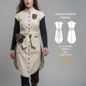 Può includere: Una tunica senza maniche color beige con colletto alla coreana, chiusura frontale con bottoni e cintura in vita. Presenta una piccola toppa a forma di scudo marrone sul petto e una borsa in pelle marrone sulla cintura. Testo: Woman Tabard Pattern, A0-A4-LETTER FORMAT, SIZE: US 02 - US 30, PDF PATTERN.
