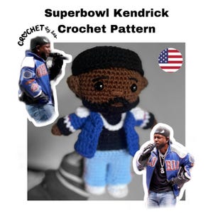 Può includere: Schema a uncinetto per una bambola Superbowl Kendrick. La bambola indossa una giacca blu, jeans blu e una camicia bianca. La bambola ha un viso marrone e capelli neri. Lo schema si chiama "Crochet by Les".