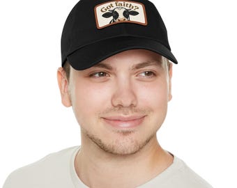 Tem fé? Boné estilo "Dad Hat" com detalhe em couro sintético.
