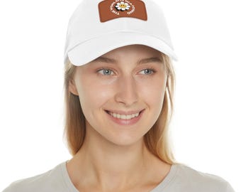 Boné estilo "Dad Hat": Boné em sarja bio-lavada com aplique de couro.