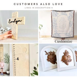 K&ouml;nnte beinhalten: Eine Sammlung von Wohnaccessoires, darunter ein Holzkreuz mit dem Namen "Evelyn", eine gewebte Decke mit floralem Design und Text, eine Holz-Wachstumstabelle und gerahmte herzf&ouml;rmige Wandkunst.