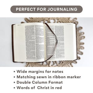 K&ouml;nnte beinhalten: Ge&ouml;ffnete Bibel mit braunem Einband und Leseb&auml;ndchen. Der Text "PERFECT FOR JOURNALING" befindet sich &uuml;ber der Bibel. Merkmale sind breite R&auml;nder f&uuml;r Notizen, ein eingen&auml;htes Leseb&auml;ndchen und die Worte Christi in Rot.
