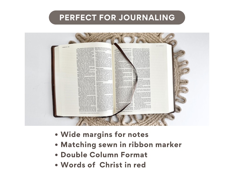 K&ouml;nnte beinhalten: Ge&ouml;ffnete Bibel mit braunem Einband und Leseb&auml;ndchen. Der Text "PERFECT FOR JOURNALING" befindet sich &uuml;ber der Bibel. Merkmale sind breite R&auml;nder f&uuml;r Notizen, ein eingen&auml;htes Leseb&auml;ndchen und die Worte Christi in Rot.