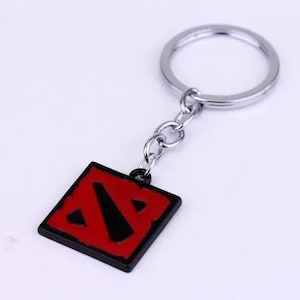 Roter Anhänger Schlüsselanhänger Inspiriert von Dota 2 Gamer Accessoire, Esports Sammler Schlüsselanhänger für Dota Fans, Einzigartiges Gaming Merchandise