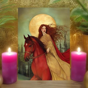 Peut inclure: Une impression d'art représente une femme aux cheveux roux flottants montant un cheval rouge sous la pleine lune. La femme porte une robe dorée et une cape rouge. Deux bougies violettes allumées flanquent l'impression, avec des objets décoratifs dorés et argentés.