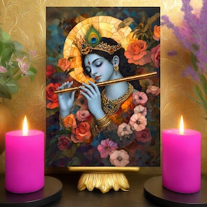 Peut inclure: Une œuvre d'art représentant une figure à la peau bleue jouant de la flûte, entourée de fleurs et d'un halo doré. Deux bougies roses vives encadrent l'œuvre, posées sur des socles noirs. Le fond présente du papier peint doré et des vases décoratifs.