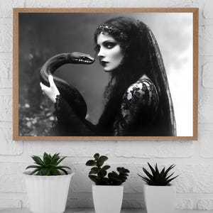 Retrato fotográfico en blanco y negro de una misteriosa mujer serpiente. DESCARGA DIGITAL INSTANTÁNEA. Impresión artística imprimible para decoración de pared de una bruja gótica.