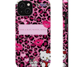 Capa de celular fofa e kawaii para iPhone 13 e 14, estilo anos 2000 (Y2K), com Hello Kitty, Kuroki, Barbie, estampa de leopardo rosa, bonecas Bratz, corações e beijos, meditação.