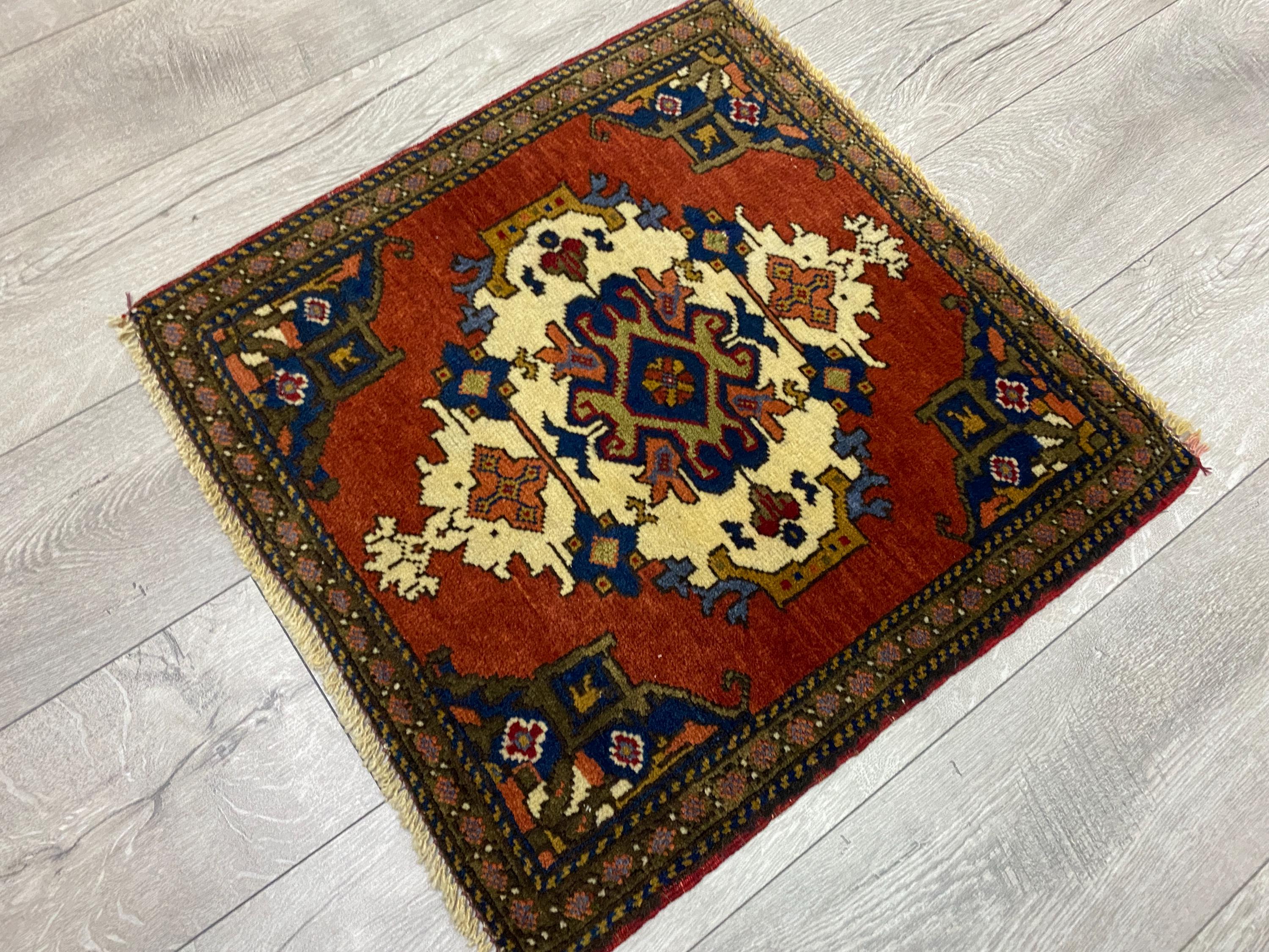 No.20 ヴィンテージラグ　トルコ　マット turkish rug 2.0 X 2.0 Ft, Vintage Rug, Square Rug, Turkish Small Rug, Oushak