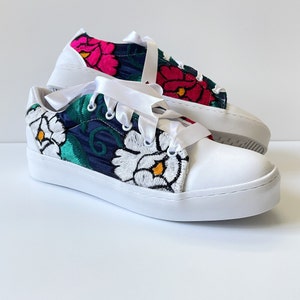 Flowers embroidered tennis shoes, Mexican artisanal sneakers, embroidered sneakers, sneakers,  handmade leather sneakers, embroidered shoes